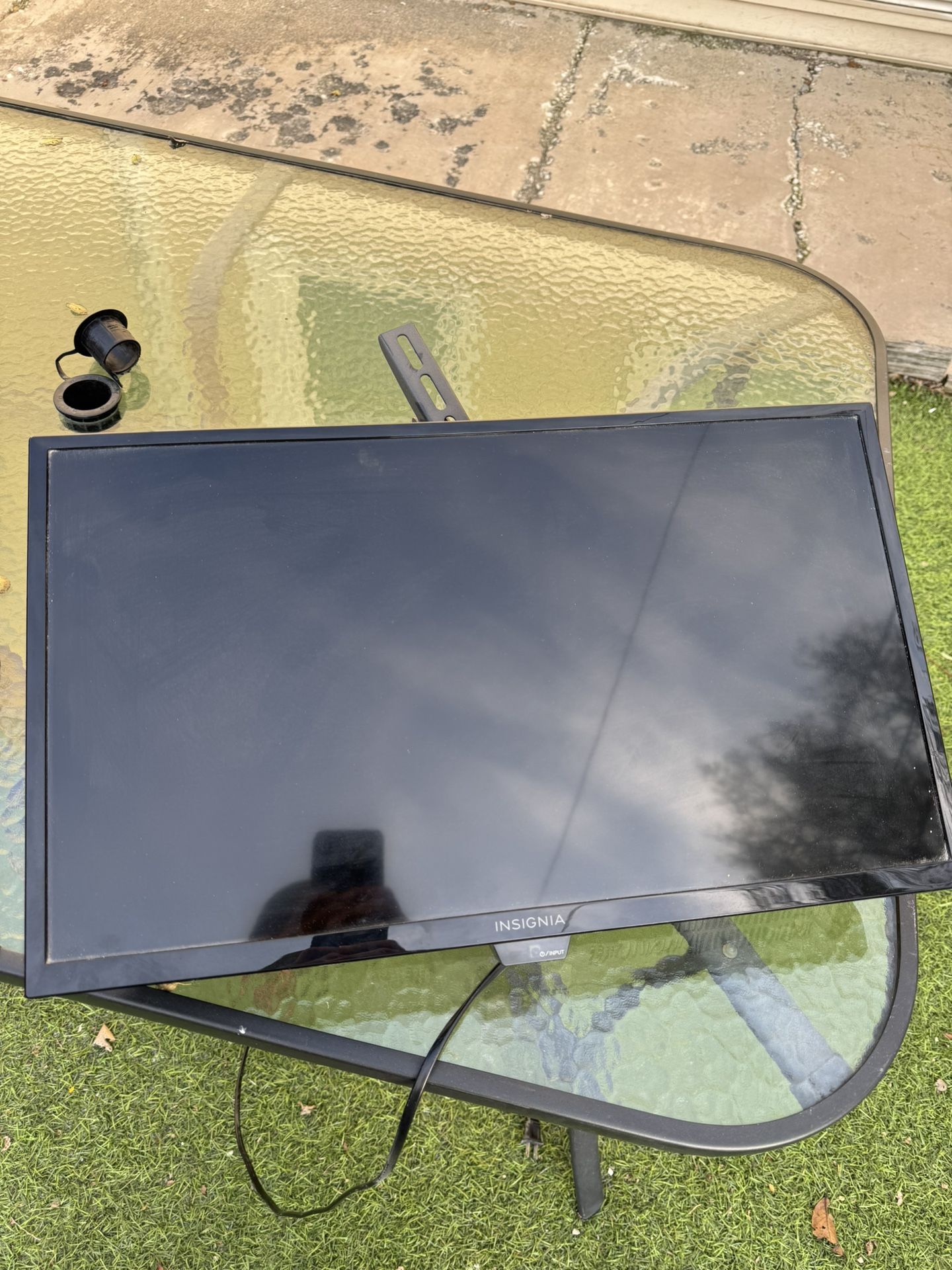 Insignia Smart TV 24”