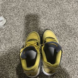 Jordan 4 lighting yellow