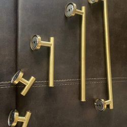 - $50- (no less)-(Brand New) Golden colored Towel hooks-   Pick up is in Yakima-near fred meyers- **************************** - (Nuevecito) Ganchos p