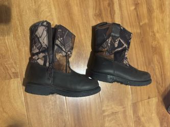 Boy’s Boots Size 1 (Water Repellent/Insulated)