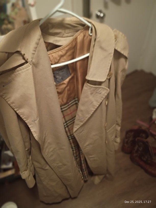 Vintage Burberry Trench Coat With Plaid Wool Zipper Lining