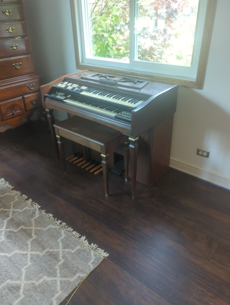 Wurlitzer 4075 R Electric Organ