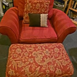 Unique Red Sofa Set Of Two/ Sillón Rojo con Reposapiés a Juego – Diseño Único .