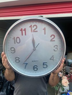 Large Round Quartz Wall Clock Silver