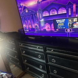 Huge Nice Dresser With Mirror And 2 Nightstands 