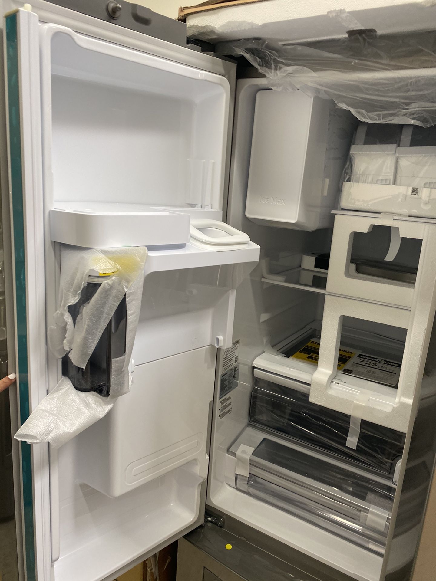 NEW ! 28 CU FT 3 DOOR SAMSUNG REFRIGERATOR IN STAINLESS STEEL WITH ICE/WATER DISPENSER