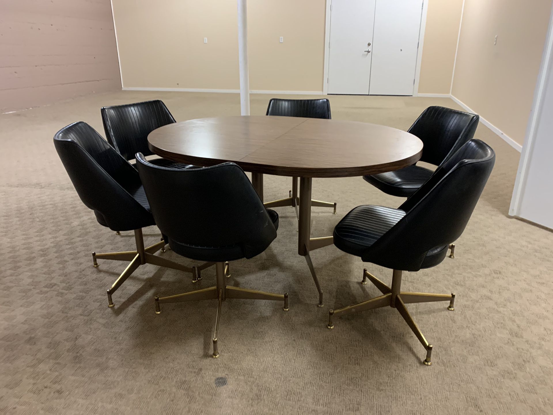 Retro style table and set of 6 leather chairs