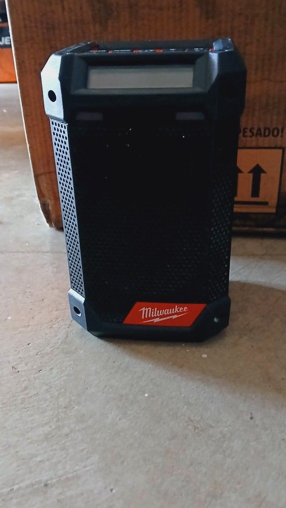 Milwaukee 2951-20 M12 Lithium-Ion Cordless Radio + Charger