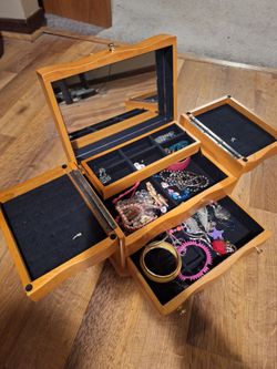 Woman's jewelry box
