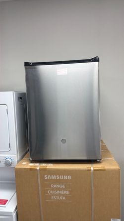 Mini refrigerator 5.6 cu Ft