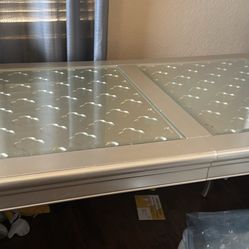 Dining room Table And Chairs 