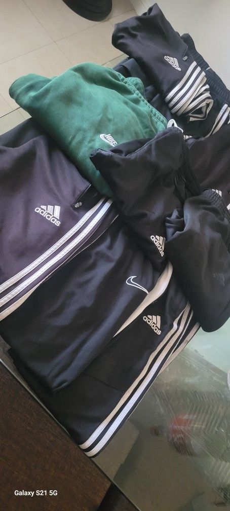 Mens  Sweats. Size M/L  $10 Cada Uno 