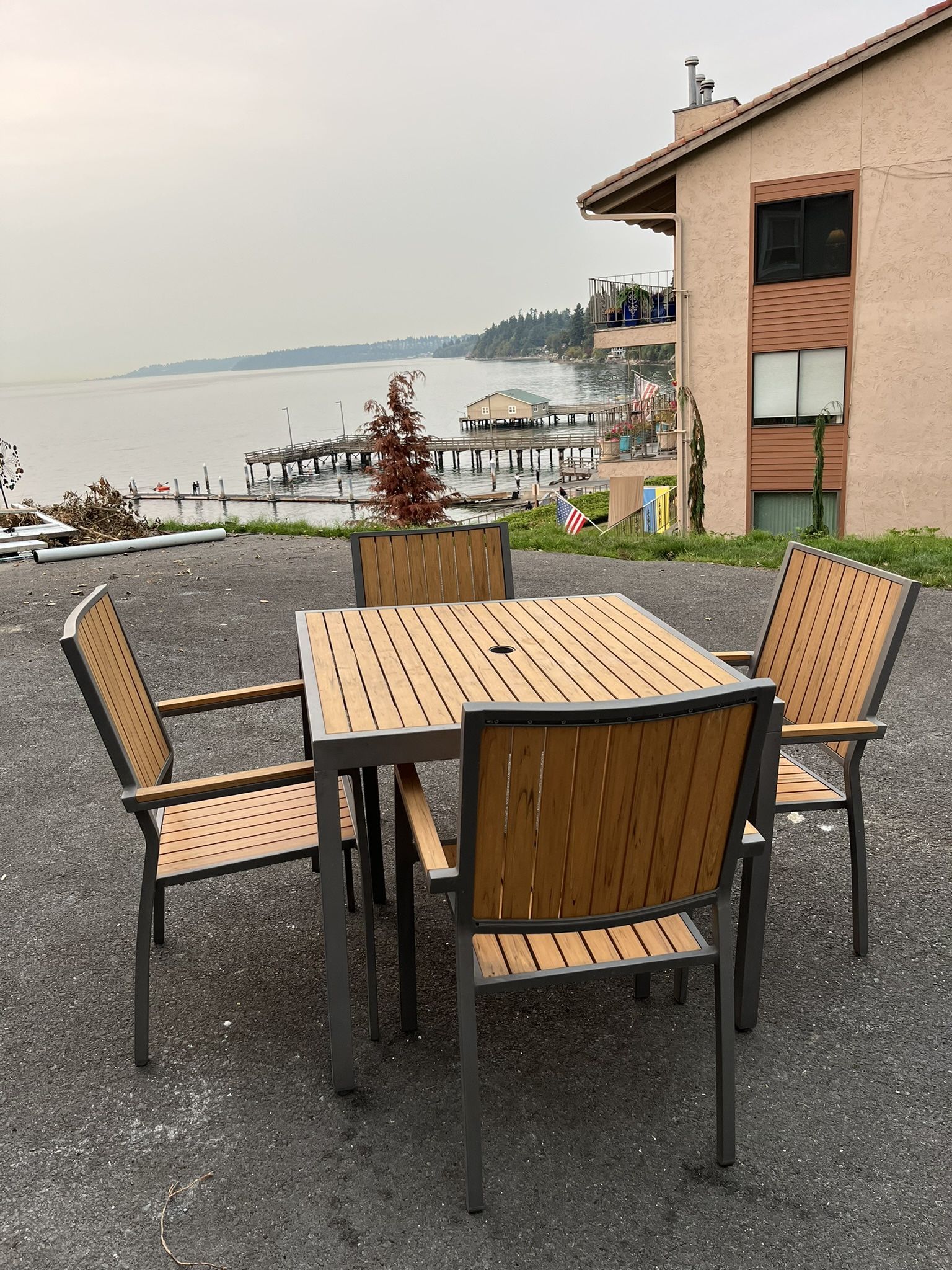 Crate & Barrel Outdoor Dining Set + 2 Lounge Chairs.  Can Deliver