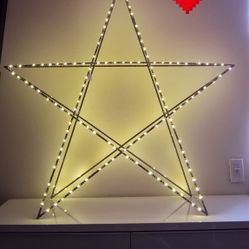 Beautiful 3D LED Lighted Star✨
Open box, never used
Approx. dimensions: 42" x 44