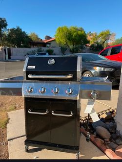 BRAND NEW ASSAMBLED FROM THE BOX PROPANE GAS BBQ GRILL