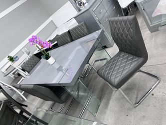 Beautiful Dining Set with acrylic legs ✨✨✨✨