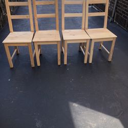 Very Good Condition A Hardwood Table With 4 Chairs 