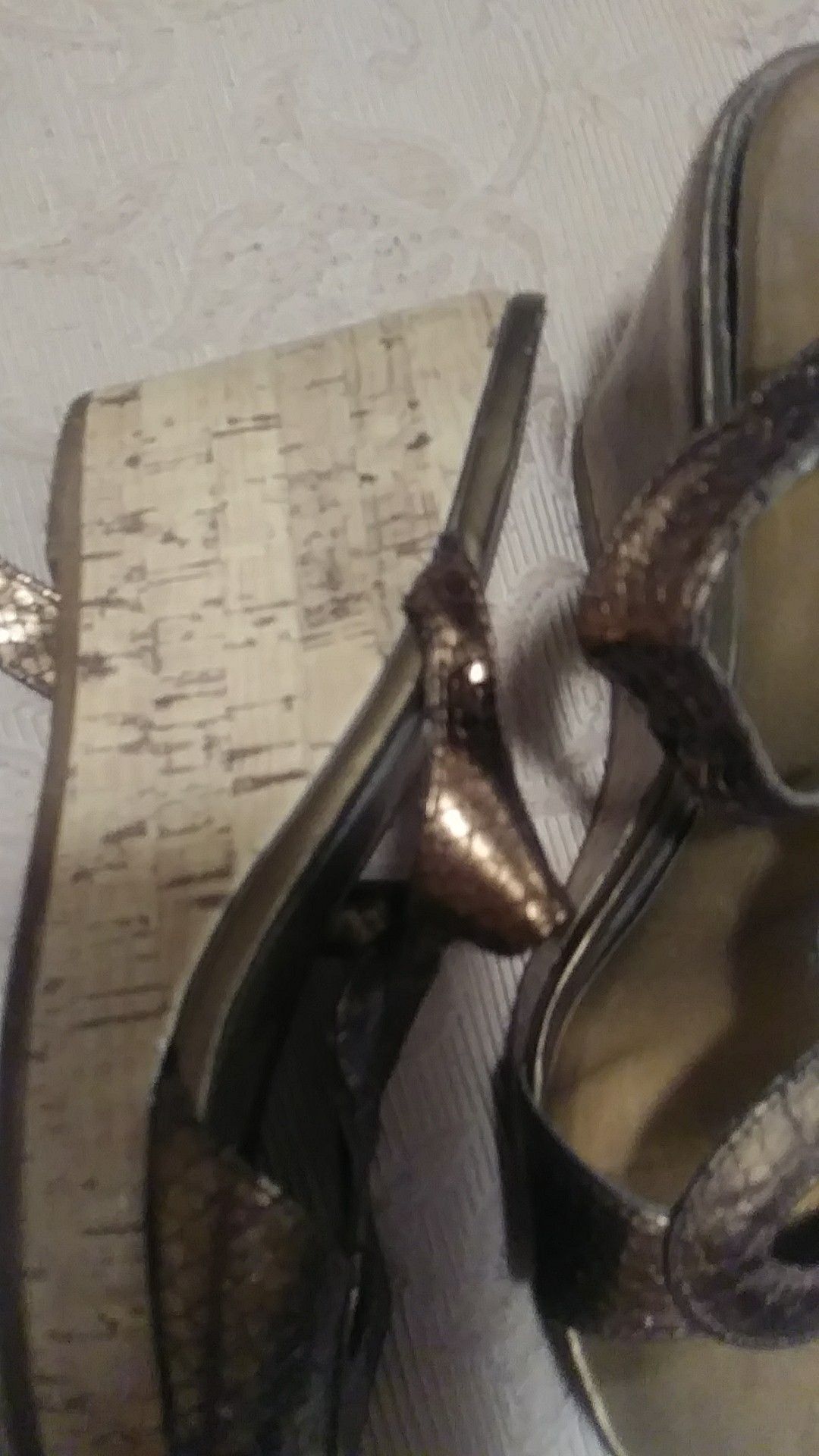 Women size 7 1/2 cute shoes look