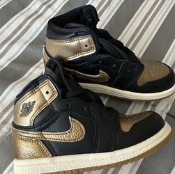 BRAND NEW 9C - JORDAN 1 RETRO HIGH OG TD 'BLACK METALLIC GOLD'