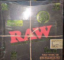 RAW Black rolling papers