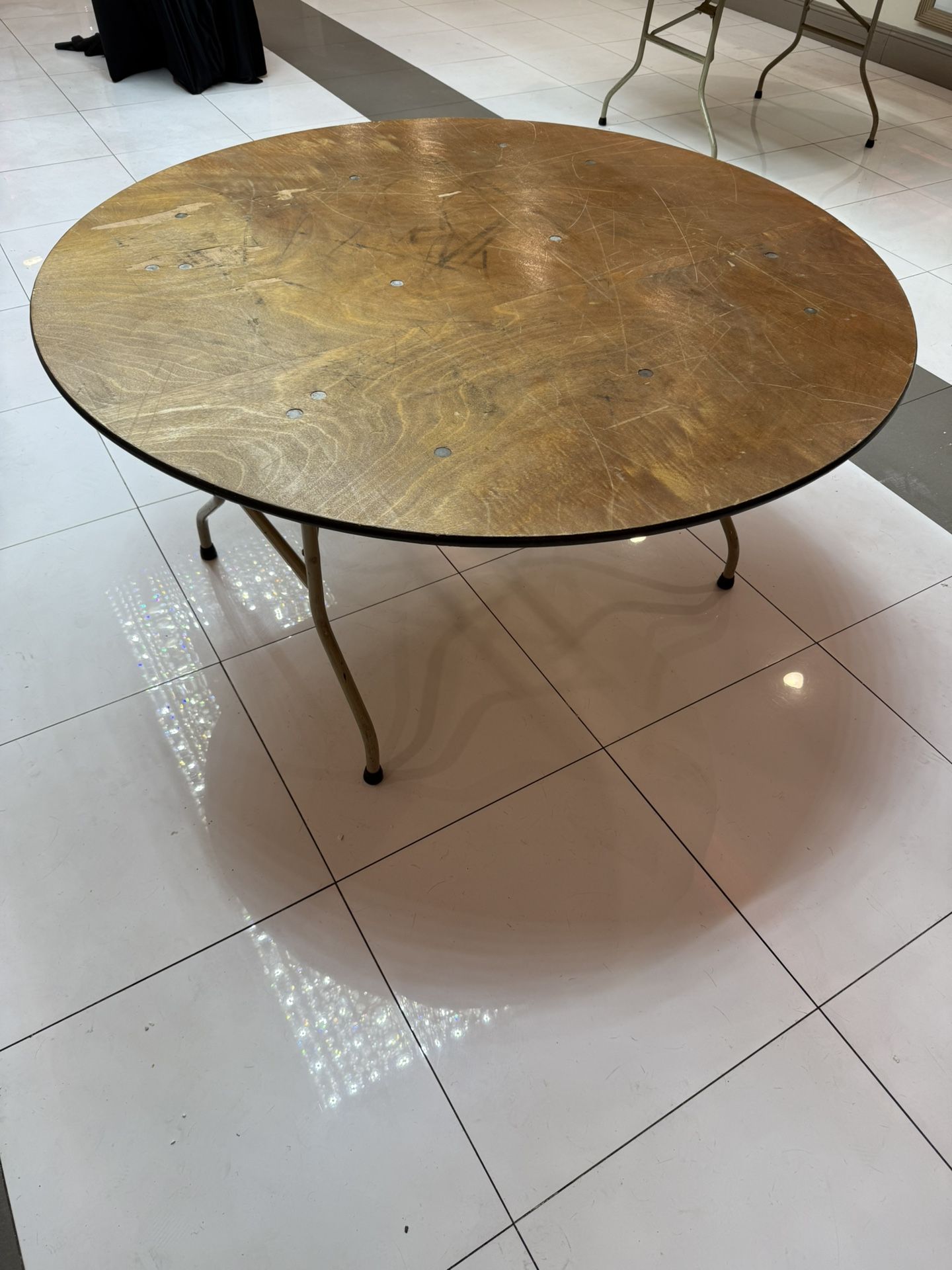 Folding round table