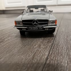 Diecast 1/18 scale sun star Mercedes Benz 350 SL - Silver great condition 