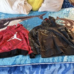 Sueteres De Niño  Marca JORDAN En Muy Buen Estado El Negro Con Dorado Es Talla M Y El Rojo Es Talla Ch 