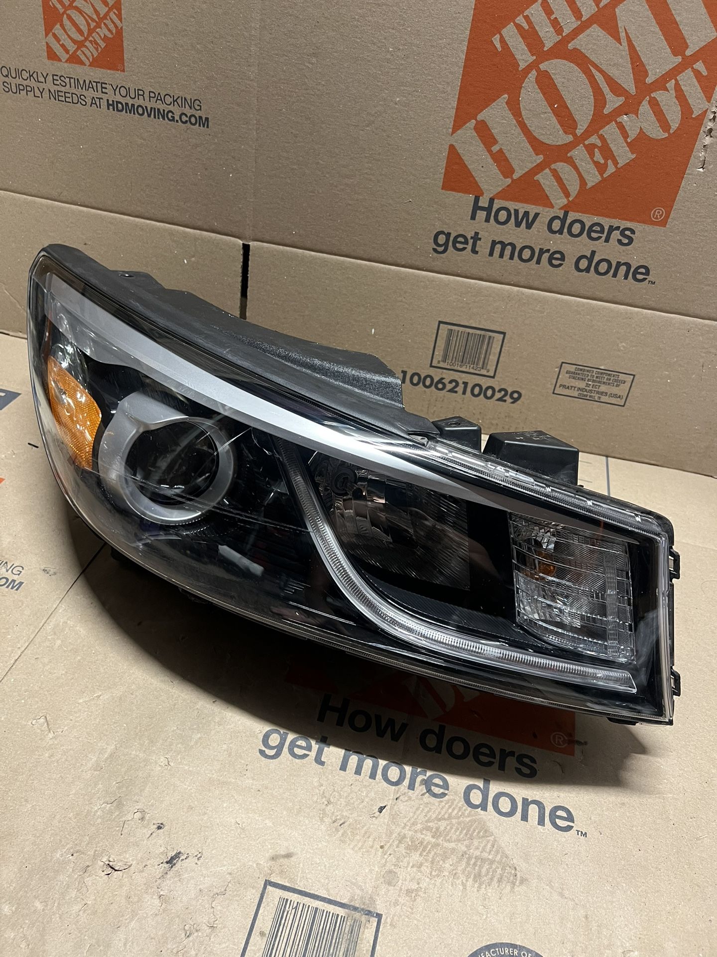 15-18 Kia Sedona Front RH Headlight OEM