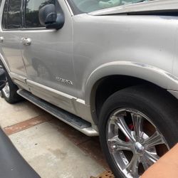 O5 Ford explore v8 Grey/Silver Sunroof  7 Seater 