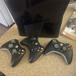 Xbox 360 S 256mb  With 3 Controllers 