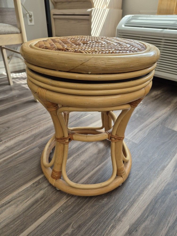 UNIQUE FOOT STOOL