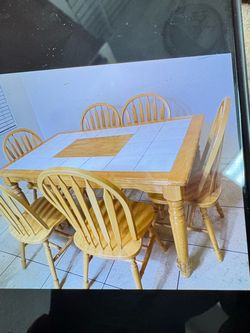 Lovely wood table w/6 matching chairs