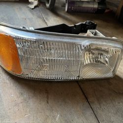 Front Right Headlight 2002 GMC Yukon