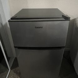 Galanz Refrigerator With Freezer