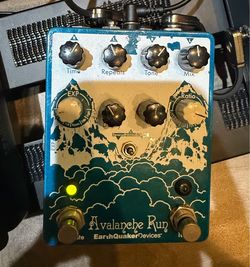 Earthquaker Devices Avalanche Run v1 Delay/Reverb Pedal
