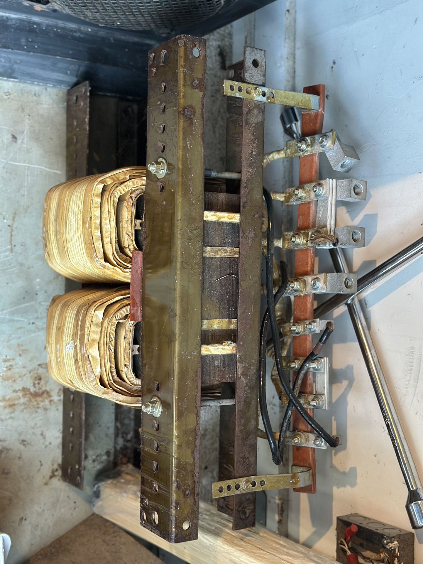⚡️ three-phase electrical transformer ⚡️