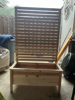 Planter box with privacy trellis - cedar wood