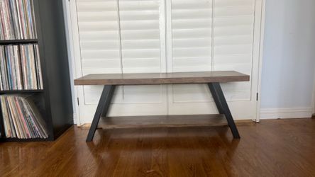 Sturdy and minimalist entry way bench