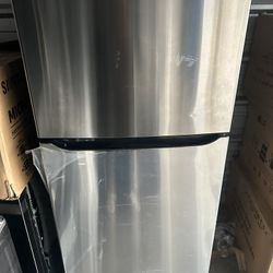 30 in. W 20 cu. ft. Top Freezer Refrigerator w/ Multi-Air Flow and Reversible Door in Stainless Stee