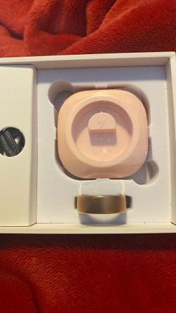 Women’s smart ring and charger