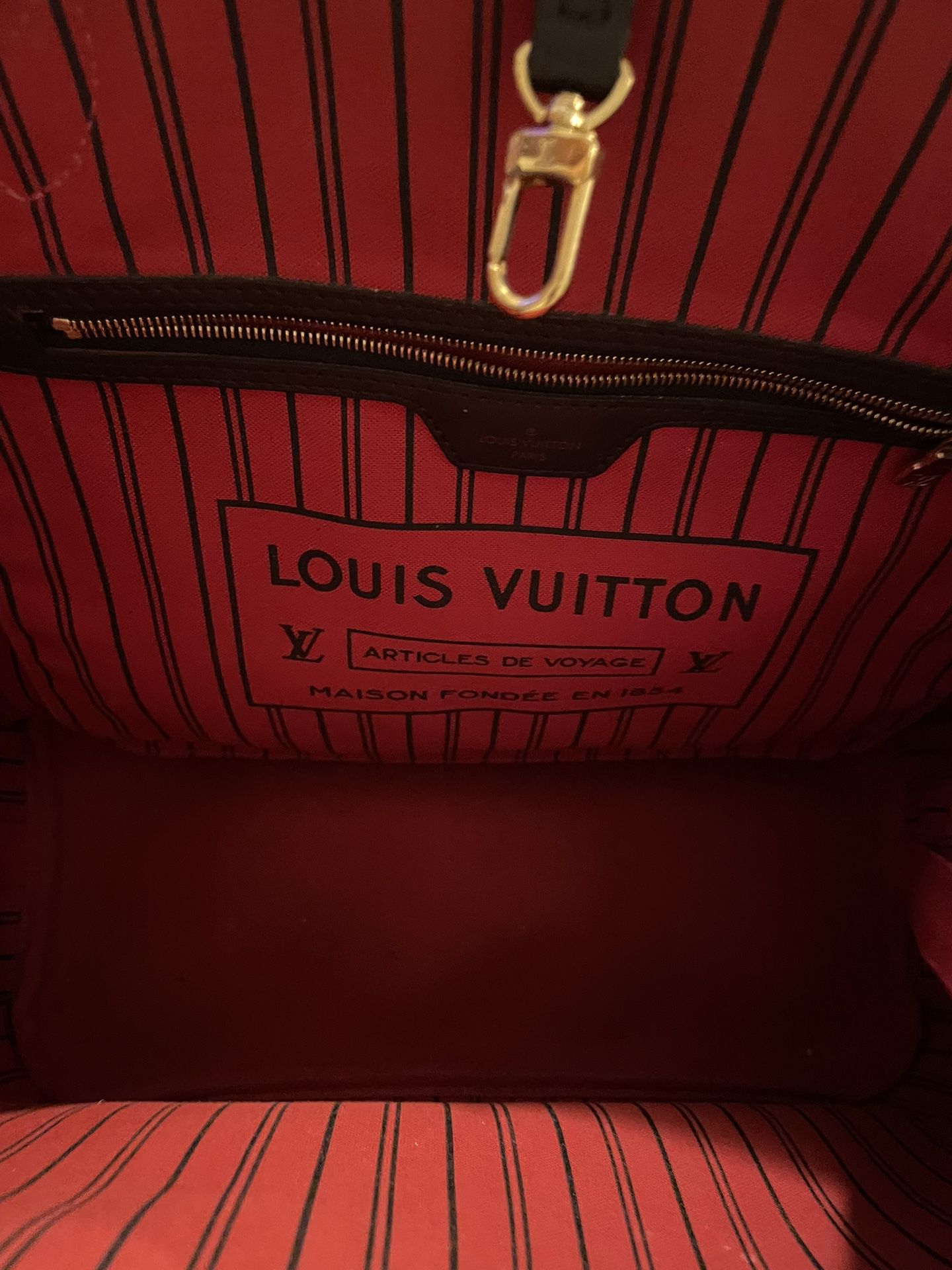 Authentic Louis Vuitton Monogram Confidential Bandeau (Pink) for Sale in  Houston, TX - OfferUp