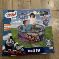 Brand new in box    THOMAS   Ball Pit and 20 PCS Air filled ball