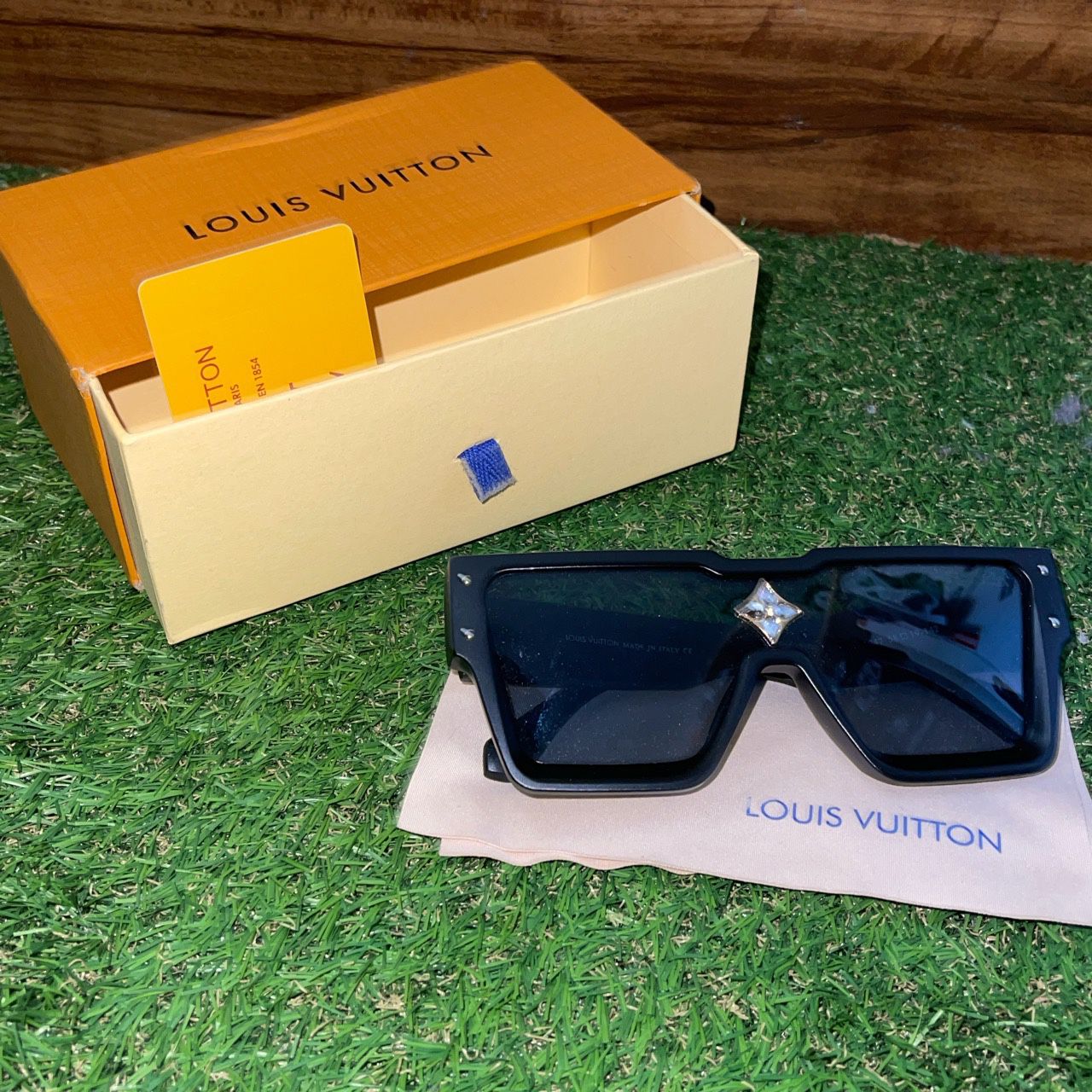 Sell Louis Vuitton Cyclone Sunglasses - Green