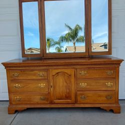 Vintagʻe Dresser And Mirror