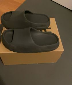 Yeezy slides size 8