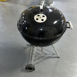 Weber 22" Kettle Charcoal BBQ Grill