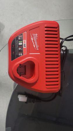 MILWAUKEE  M12 BATTERY CHARGER