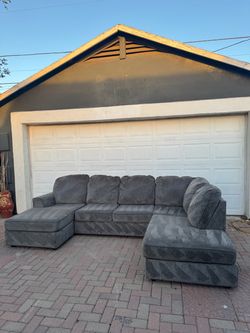 GREY SECTIONAL COUCH ***FREE DELIVERY ***