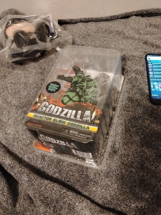 Neca Reactor Glow Godzilla, Glow in the dark action figure LootCrate exclusive
