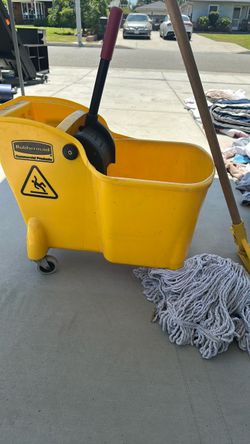 Rubbermaid Commercial Mop Bucket with Wringer